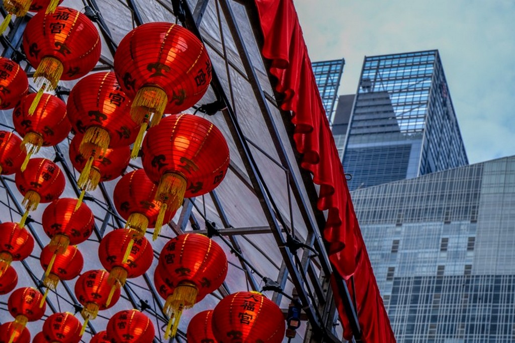 palloncini cinesi rossi con grattacieli