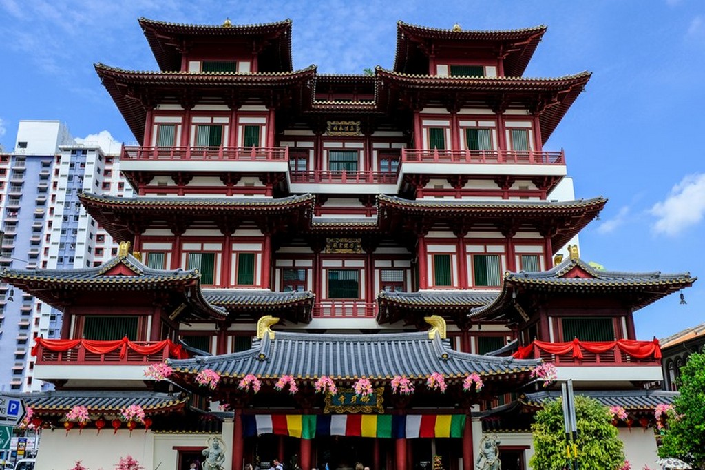 tempio cinese con tetti spioventi