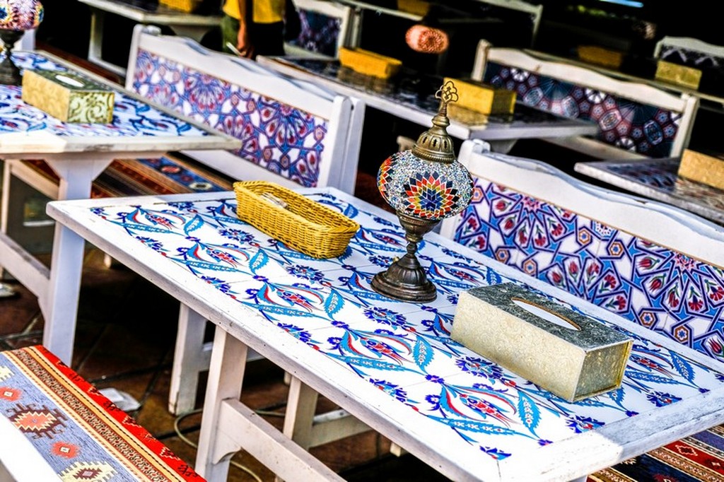 tavolo etnico con lampada turca