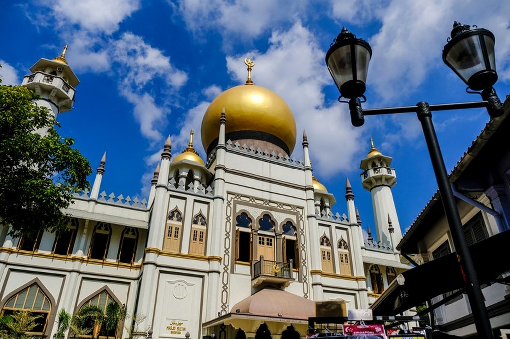 moschea con cupola dorata con lampione