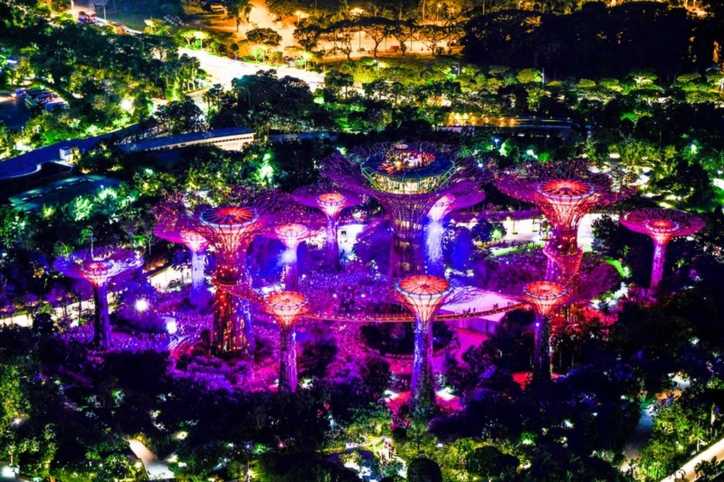 alberi artificiali illuminati con passerella di sera visti dall'alto