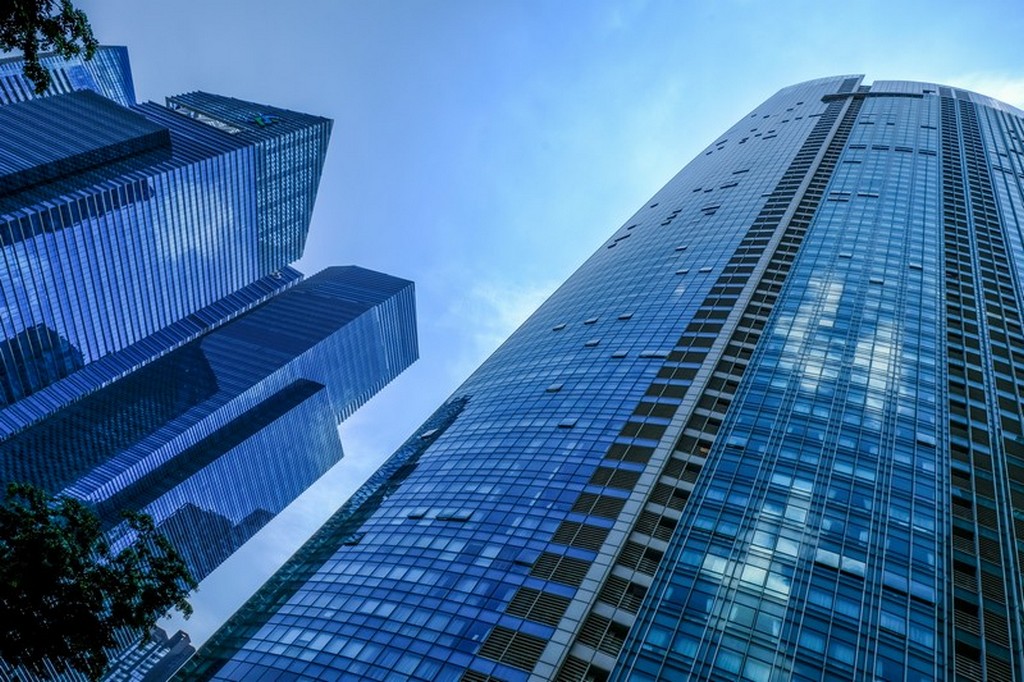 vista dei grattacieli dal basso con cielo azzurro