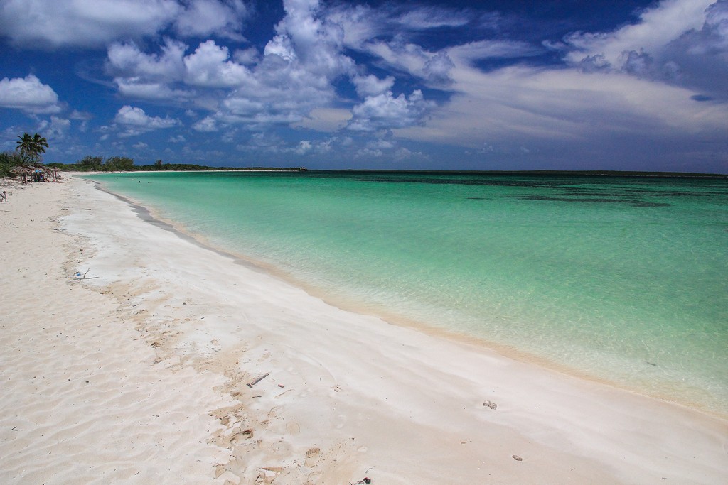 spiaggia di sabbia bianca con mare turchese