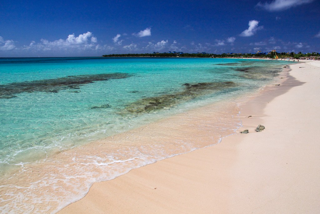 spiaggia di sabbia bianca con mare turchese