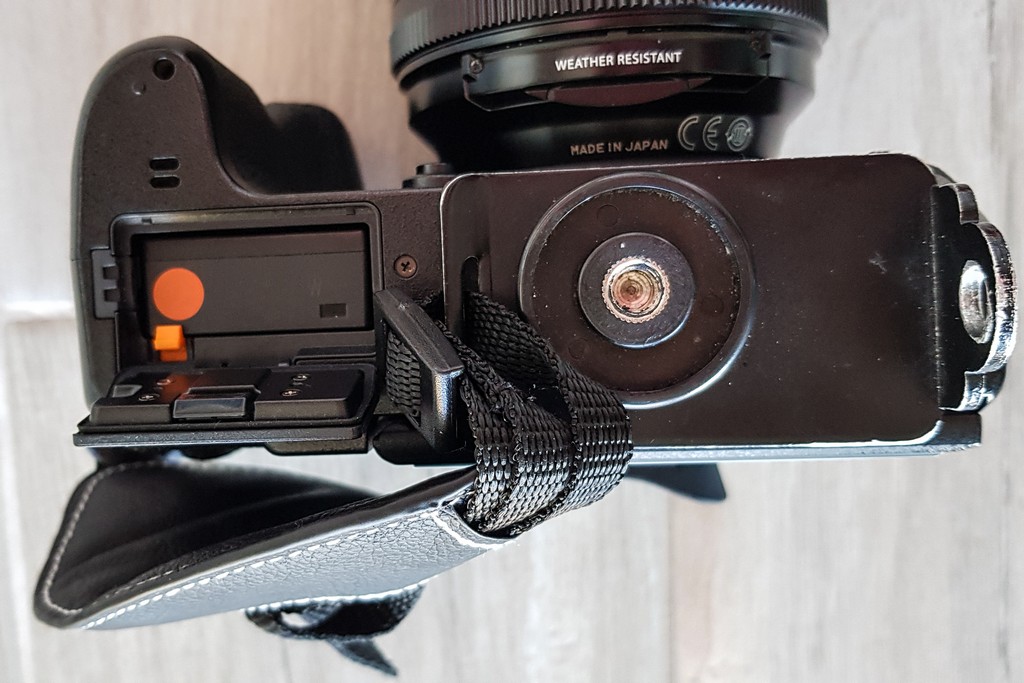 fotocamera mirrorless da sotto