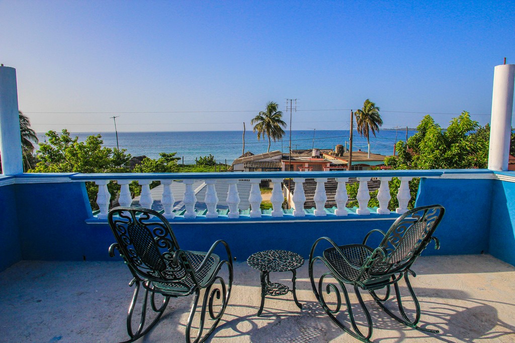 terrazza sul mare con dondoli