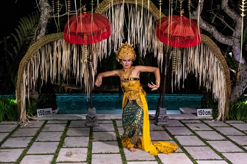 ballerina legong con sfondo ombrellini