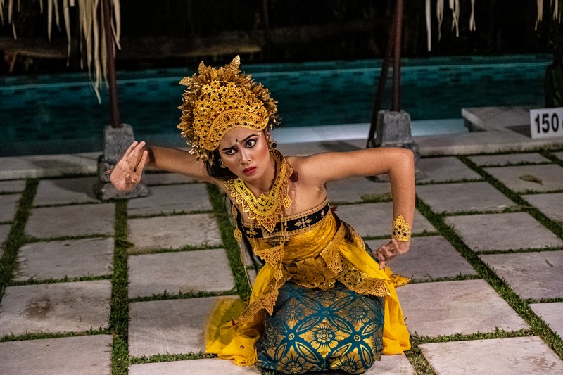 ballerina legong in ginocchio viso impaurito