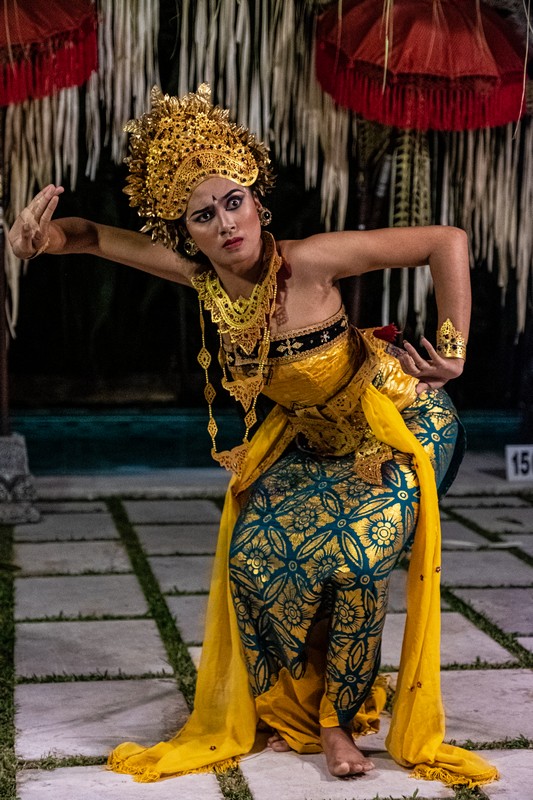 ballerina legong con espressione viso paura