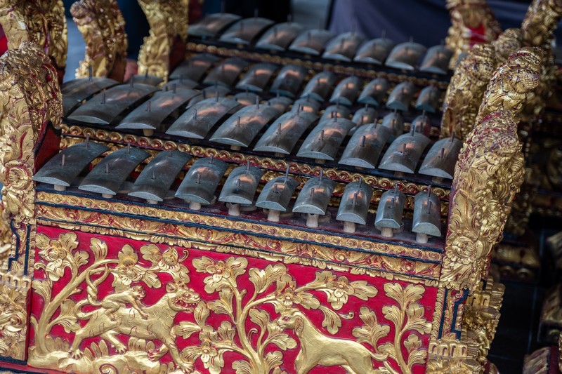 strumento a percussione per gamelan con decori dorati
