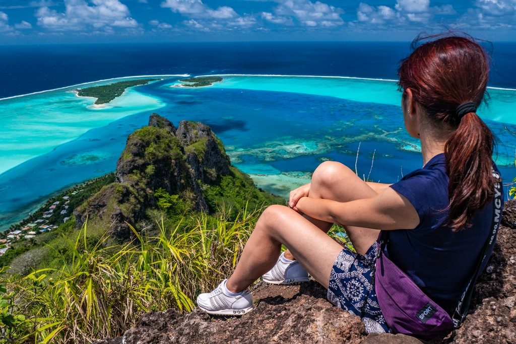 Itinerario in Polinesia Francese fai da te donna guarda il mare dall'alto