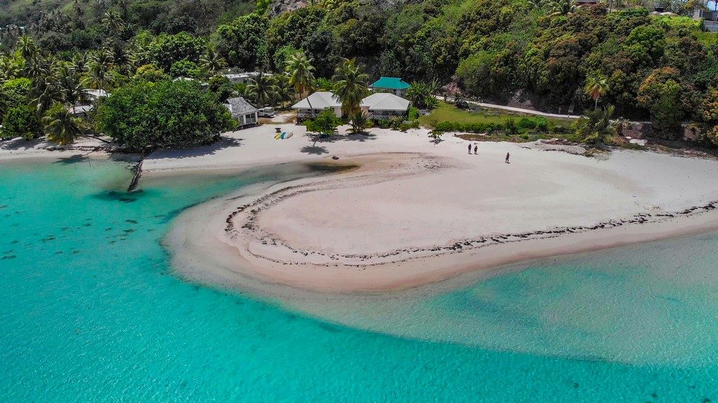 vista dall'alto della spiaggia di tereia davanti a maupiti residence