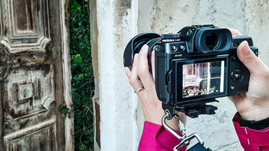 porta antica con macchina fotografica