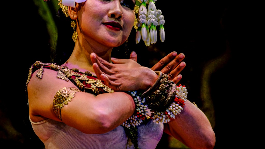 spettacolo di ballerina apsara cambogia particolare mani a farfalla