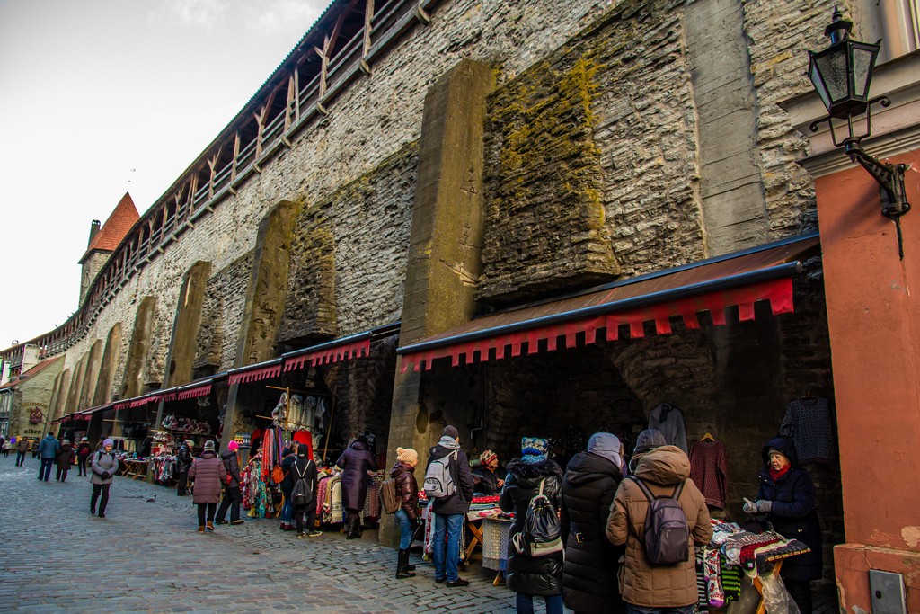 mura di tallinn con bancarelle e persone