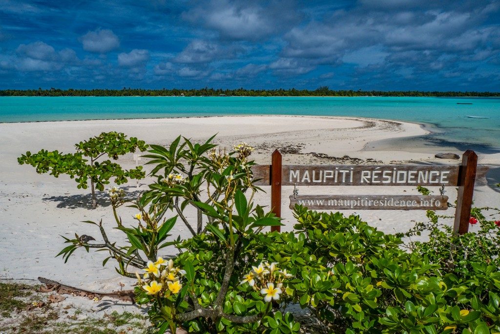 insegna con spiaggia davanti