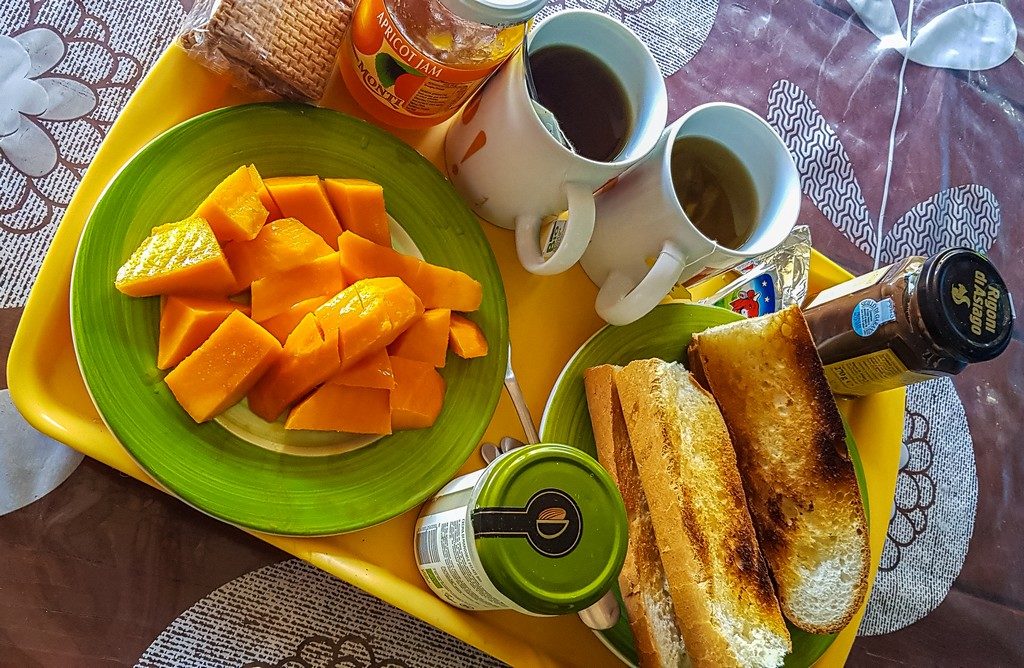 colazione fai da te con mango pane nocciolata e té