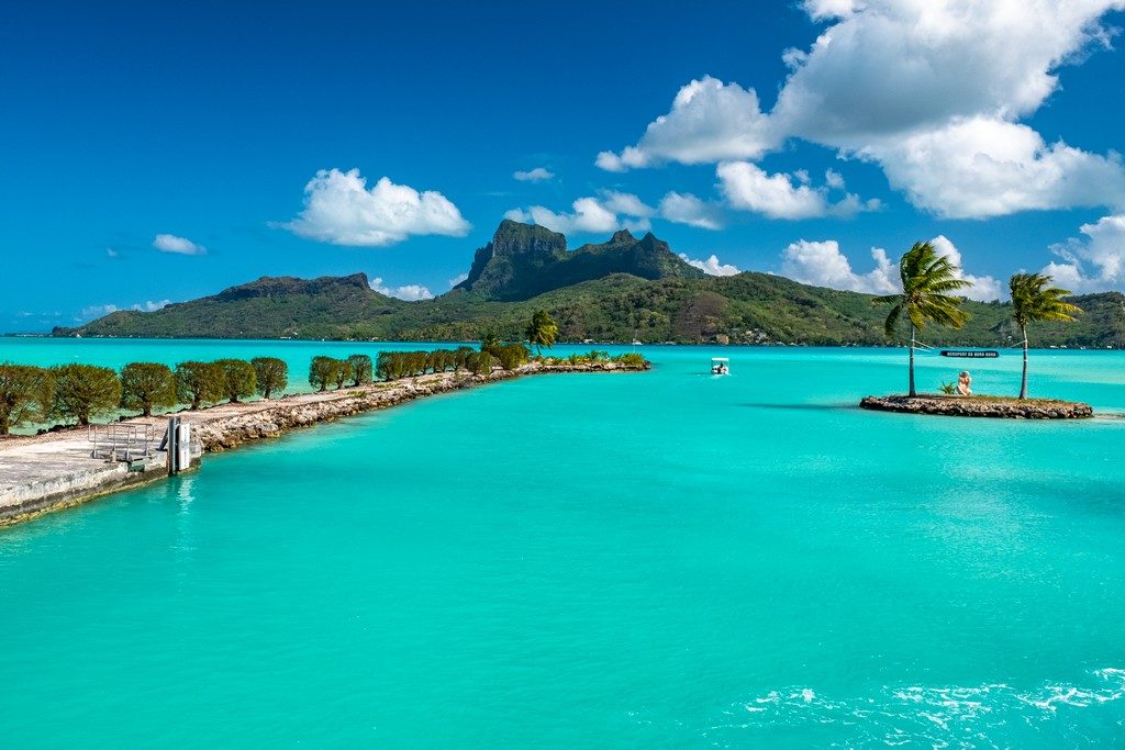 laguna di fronte all'aeroporto di bora bora con acqua tiffany e isola centrale sullo sfondo