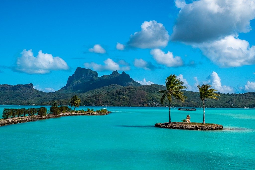 baia dell'aeroporto di bora bora con cime in fondo