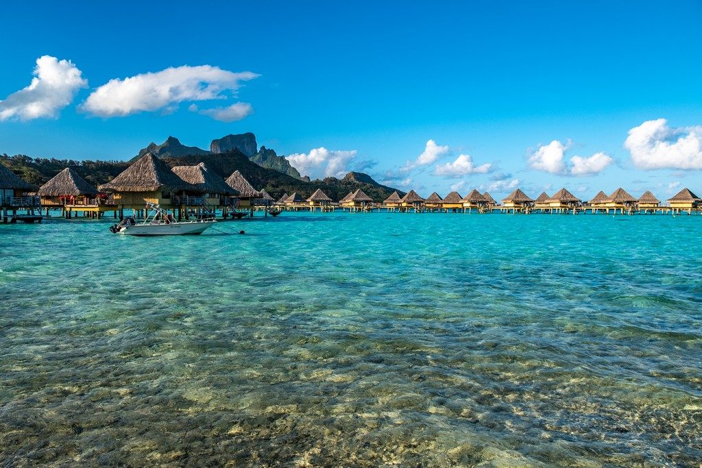 overwater sulla laguna di bora bora con cime sullo sfondo