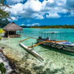 visitare la laguna di Bora Bora barca a bilaciere a lato della spiaggia