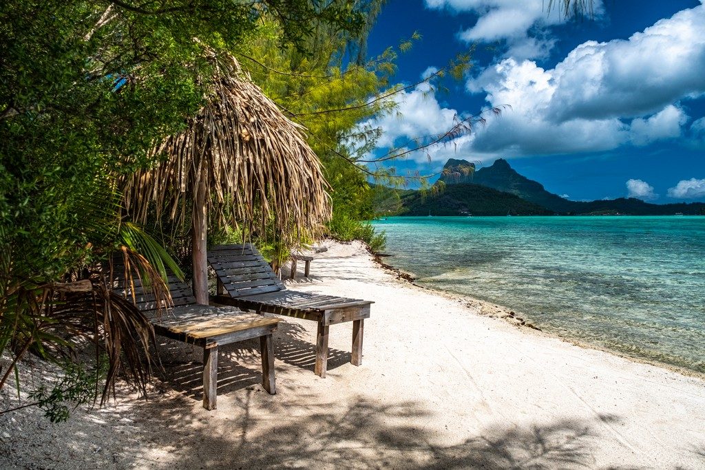 lettini di legno su spiaggia