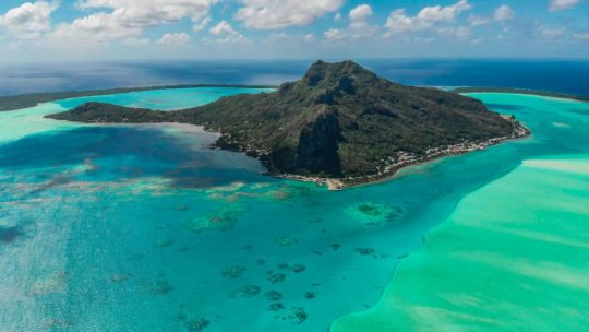 Maldive o Polinesia Francese vista aerea isola centrale