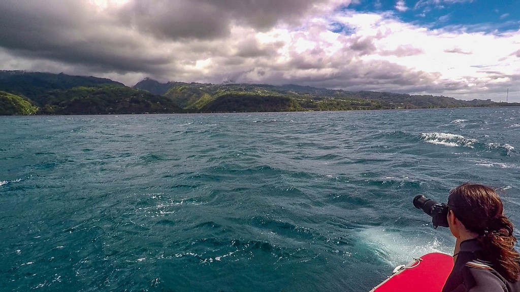 persona guarda il mare dall'obiettivo di una fotocamera