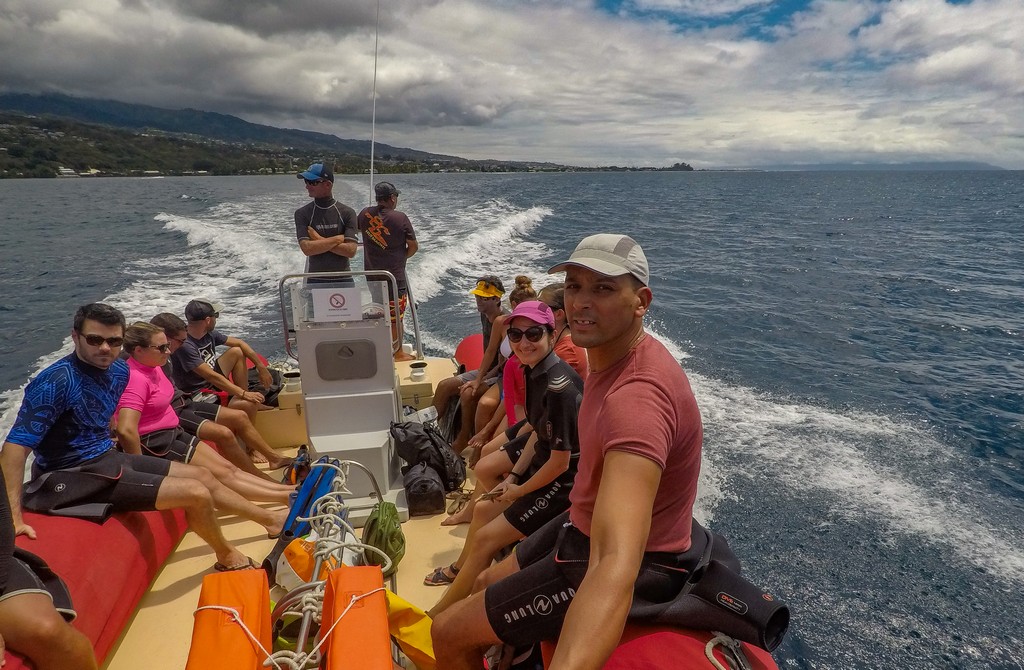 persone su un gommone per un'uscita di osservazione balene a Tahiti