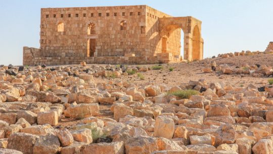 antico edificio con pietre in primo piano