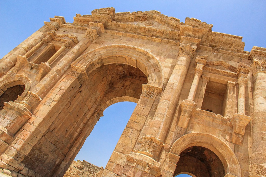 arco di adriano visto dal basso