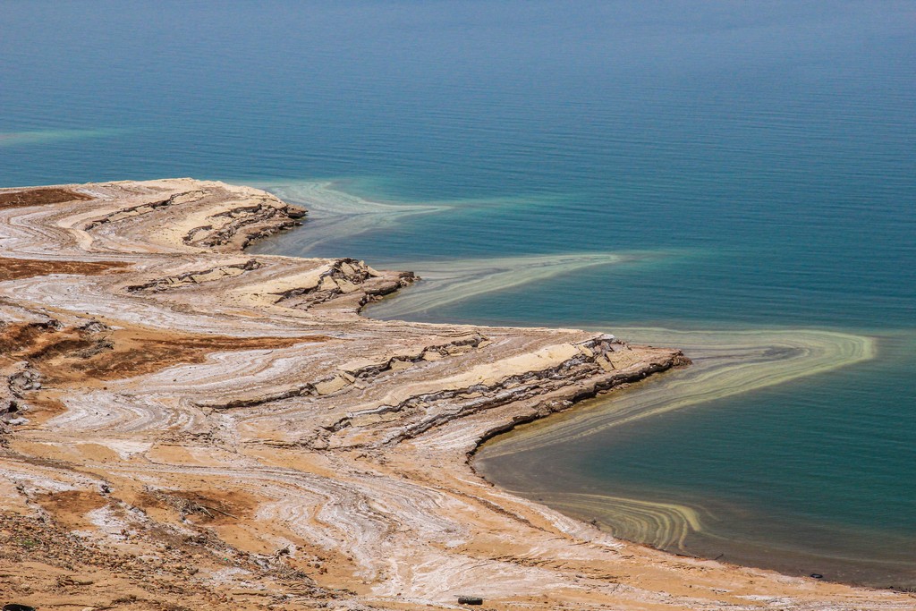 costa del mar morto con formazioni saline