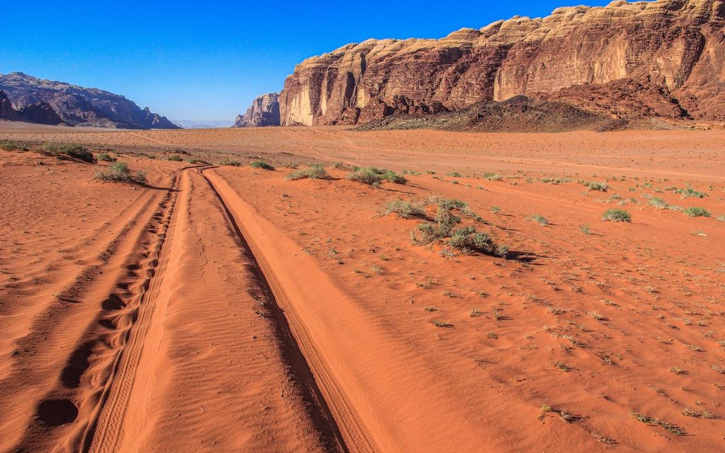 sabbia rossa e colline rocciose del deserto giordano e traccia