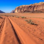 Guida al Wadi Rum: vivere il deserto rosso della Giordania sabbia rossa e colline rocciose del deserto giordano e traccia