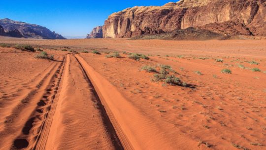 sabbia rossa e colline rocciose del deserto giordano e traccia