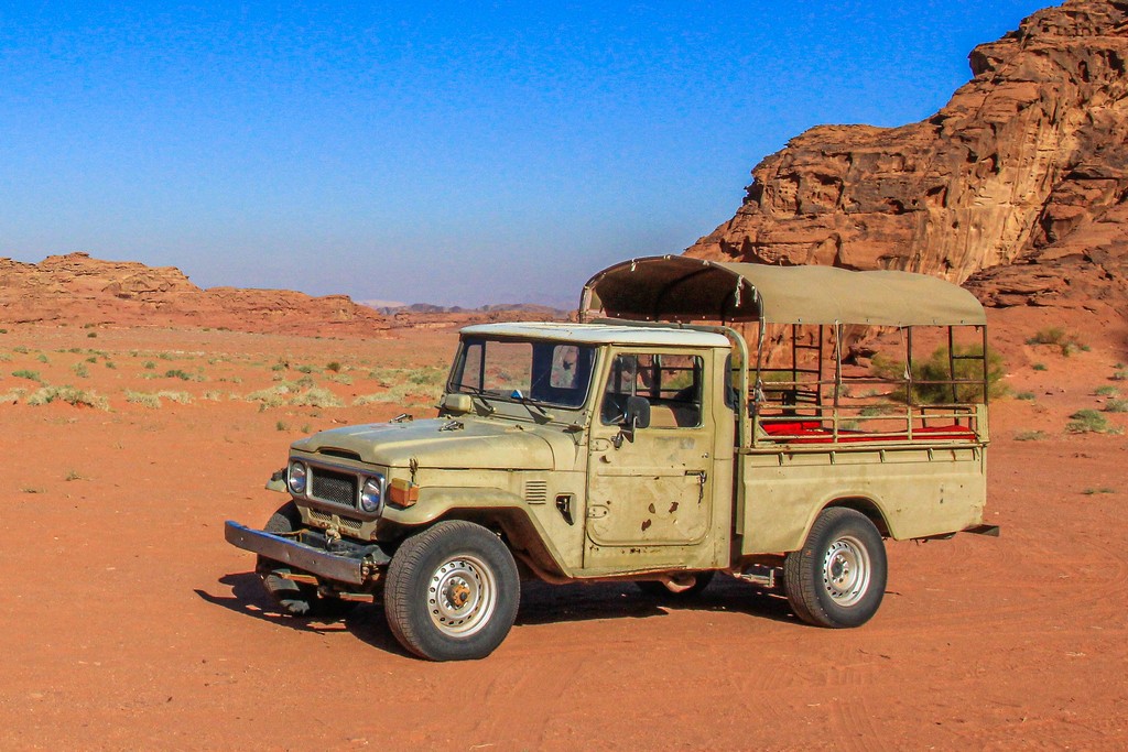 Guida al Wadi Rum sabbia rossa e colline rocciose del deserto giordano con jeep