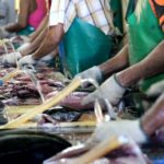 pulizia del pesce al mercato del pesce di male