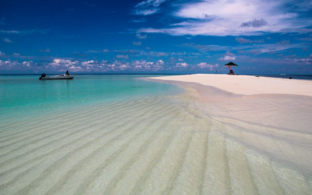 Maldive o Polinesia Francese donna su sandbank spiaggia bianca e laguna azzurra