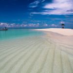 Maldive o Polinesia Francese donna su sandbank spiaggia bianca e laguna azzurra