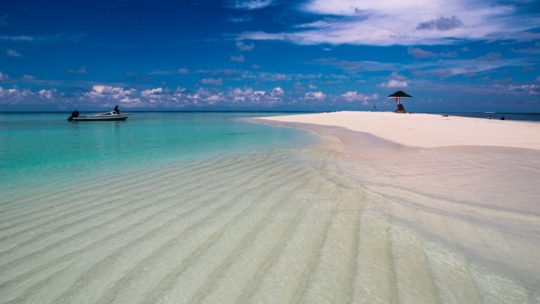 Maldive o Polinesia Francese donna su sandbank spiaggia bianca e laguna azzurra