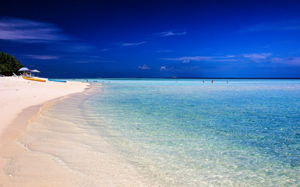 Maldive o Polinesia francese spiaggia bianca e laguna azzurra