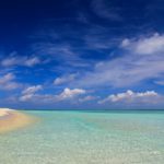 Maldive o Polinesia Francese spiaggia bianca e laguna azzurra