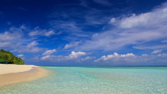 Maldive o Polinesia Francese spiaggia bianca e laguna azzurra