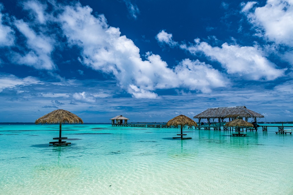 vista della spiaggia con molo