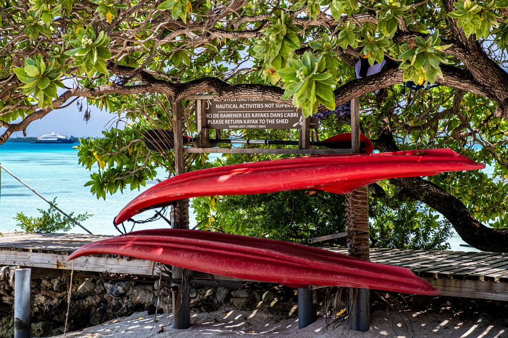 Storia di una perla nera polinesiana: bellezza pura kayak rossi sui supporti