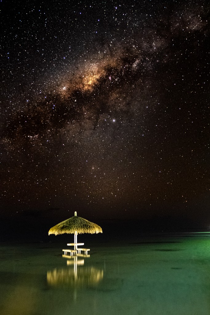 Come fotografare la Via Lattea via lattea su ombrellone nell'acqua