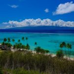 guida a moorea vista di isola montuosa con nuvole