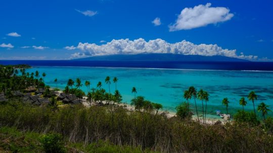 guida a moorea vista di isola montuosa con nuvole