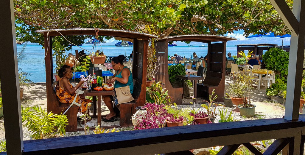 interno di uno snack bar con vista mare