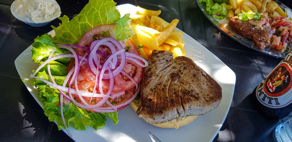 piatto di tonno grigliato con verdure e patate fritte